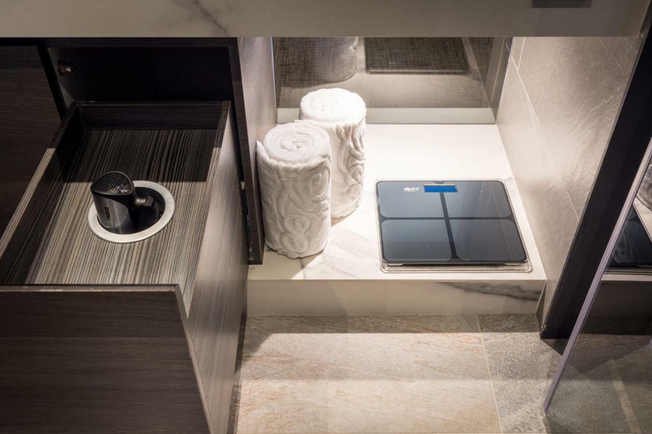 Park Lees Hotel Гаосюн Экстерьер фото A digital bathroom scale