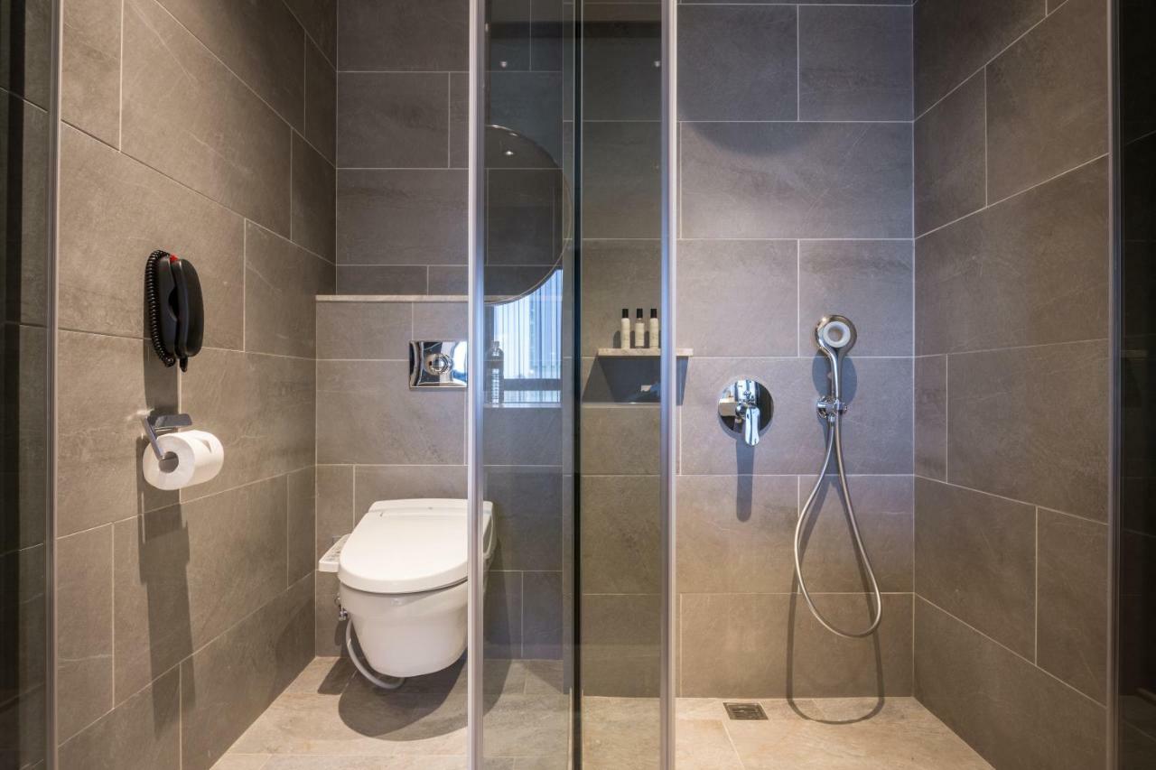 Park Lees Hotel Гаосюн Экстерьер фото A wet room in a hotel